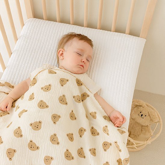 bébé dors avec la couverture tête d'ourson
