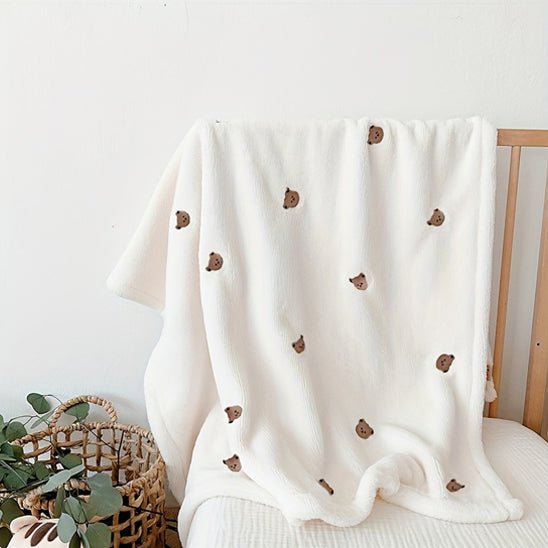 COUVERTURE BÉBÉ BLANCHE AU MOTIF OURSON DESSUS