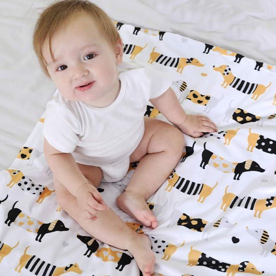 bébé assis sur sa couverture bébé