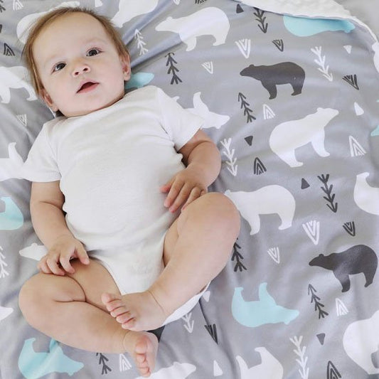 Bébé étendu sur sa couverture bébé