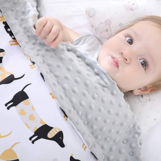 bébé près à dormir avec sa couverture bébé