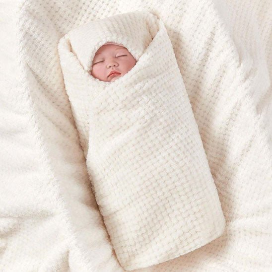 bébé emmailloter dans couverture bébé sieste de luxe