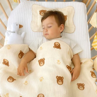 bébé dors avec la couverture bébé au motif d'ourson et patte