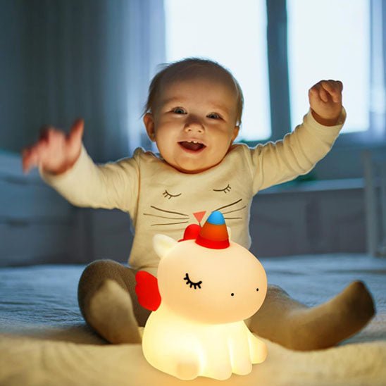 bébé enjouer par sa veilleuse licorne