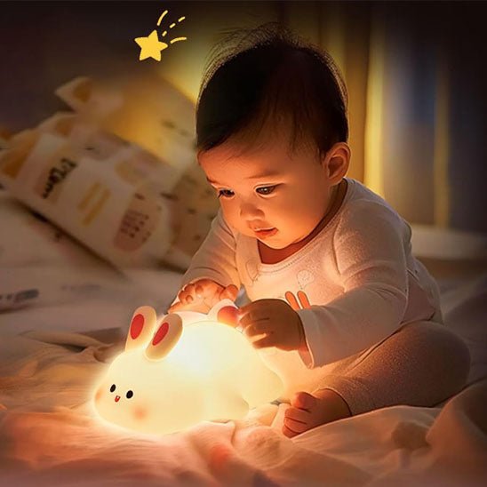 bébé regarde la veilleuse lapin