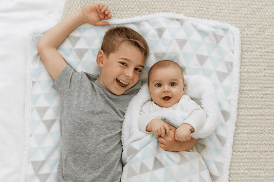 deux frères étendu sur la couverture bébé