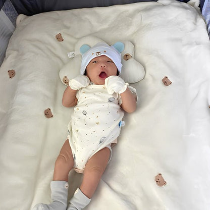 NOUVEAU NÉ SUR LA COUVERTURE BÉBÉ AU MOTIF OURSON