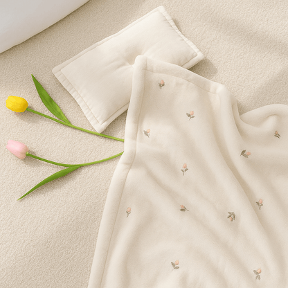 Couverture bébé avec des motifs de fleur