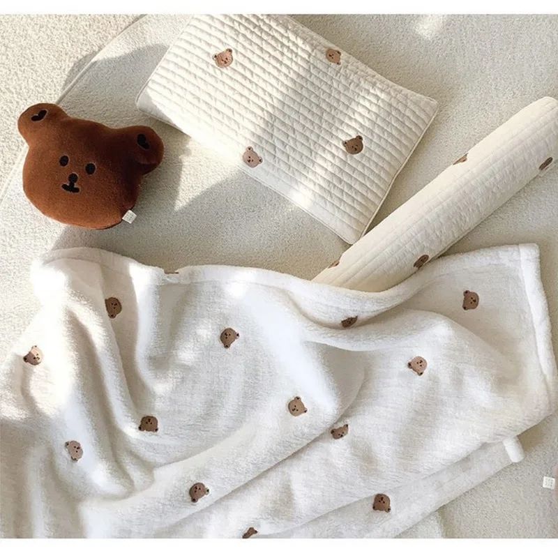 COUVERTURE BÉBÉ AVEC UN DOUDOU EN FORME OURSON A COTÉ