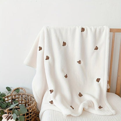 COUVERTURE BÉBÉ BLANCHE AU MOTIF OURSON DESSUS