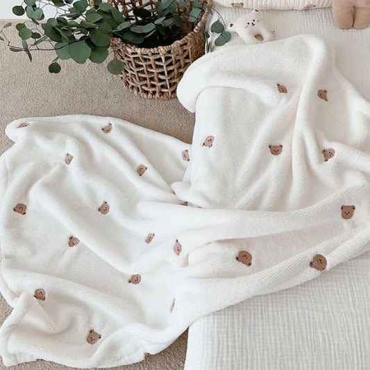 COUVERTURE BÉBÉ BLANCHE AVEC OURSON DESSUS