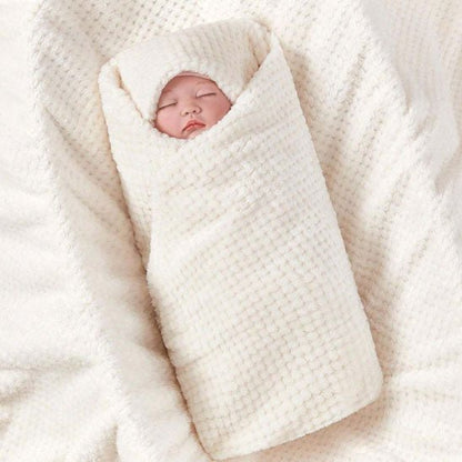 bébé emmailloter dans couverture bébé sieste de luxe
