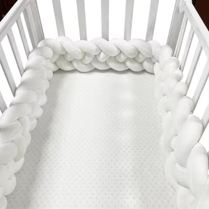 tour de lit bebe tressé blanc dans un berceau