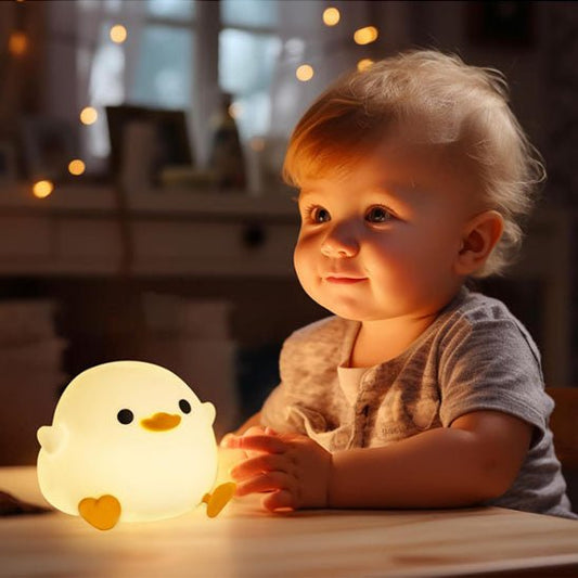 Veilleuse bébé - Des moments magiques - jeune enfant regardant la veilleuse canard