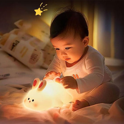 bébé regarde la veilleuse lapin