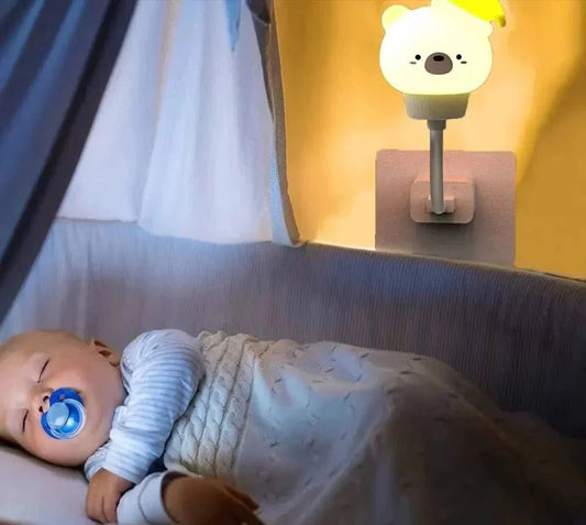 Bébé dors rassurer par la lumière de la veilleuse bébé